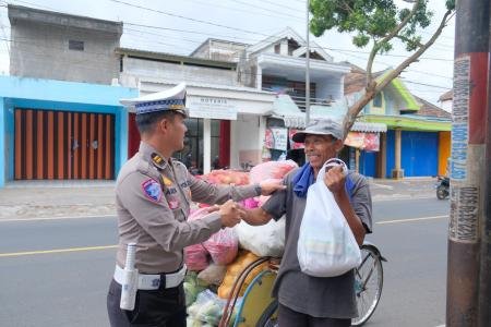 Polres Malang Berbagi Ratusan Paket Sembako Sambut Hari Lalu Lintas Bh