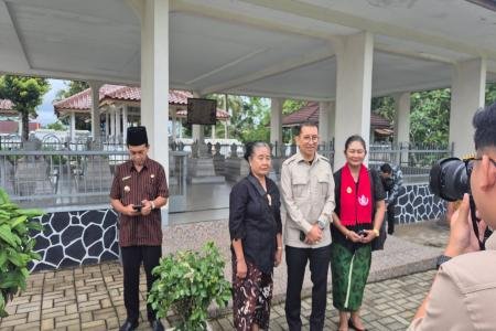 Menteri Kebudayaan Fadli Zoom Msc Ziarah Nyekar Kemakam Kakek Presiden