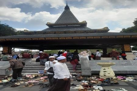 Jamaah al mubarok malang jiaroh ke makam presidenb  RI Irsokarno  Dan 