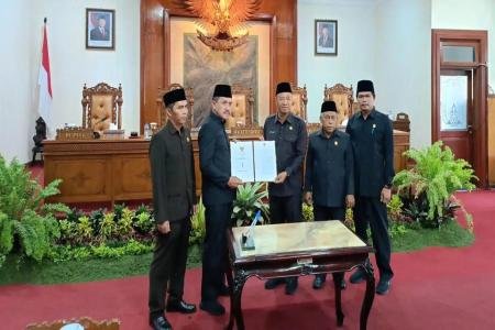 Rapat Paripurna DPRD Tulungagung Bupati Gatut Sunu Usung 8 Program Str