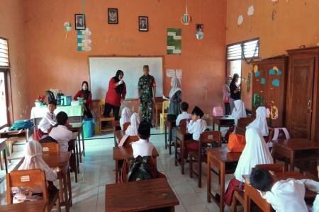 Babinsa Koramil 080810 Kademangan Dampingi Vaksinasi Difteri Dan Tetan