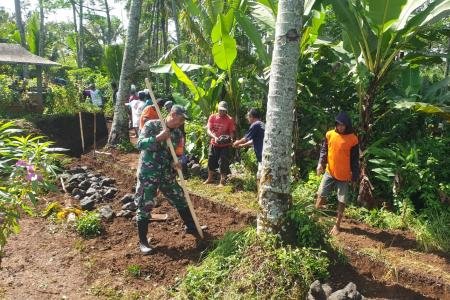 Babinsa Tegalasri Gotong Royong Bangun Tanggul Dan Drainase Bersama Wa