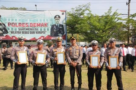 Polres Demak Beri Penghargaan kepada Anggota Berprestasi Kapolres Pres