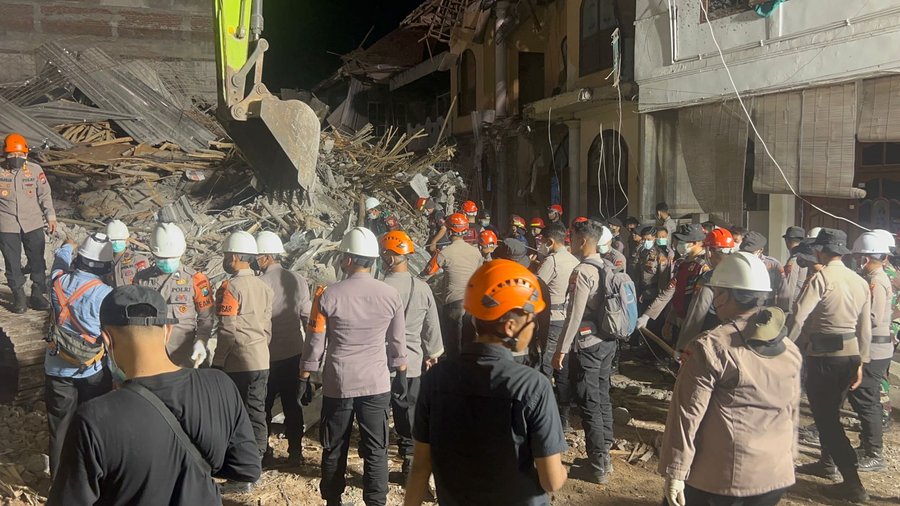 Ratusan Personel Polresta Sidoarjo Berjibaku Bersihkan Puing Bangunan 