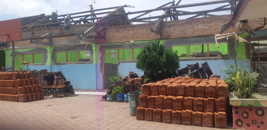 Revitalisasi Sdn 2 Pogalan Diduga Tanpa Papan Informasi, Kepala Sekola