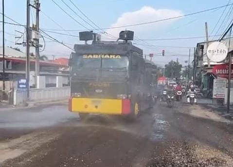 Polres Gresik Terjunkan Water Cannon Respon Keluhan Warga Soal Jalan B