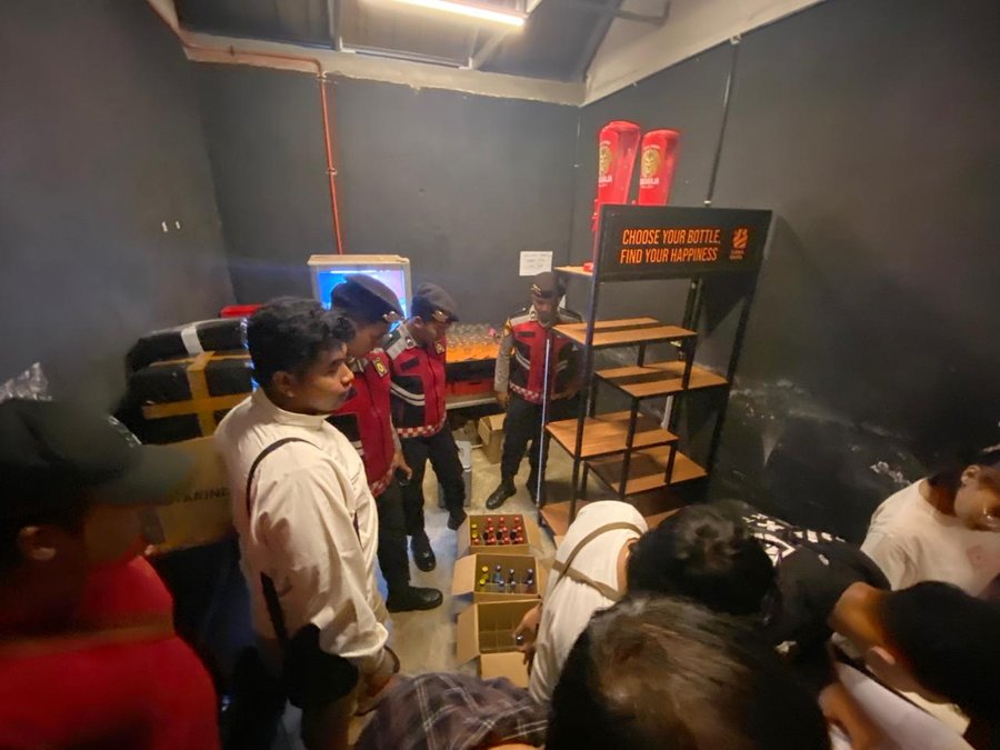 Harkamtibmas Polres Tulungagung Gelar Razia, Puluhan Botol Miras Diama