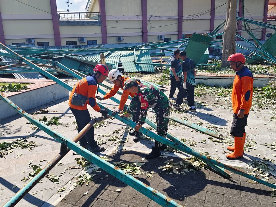 Tni  Polri Dan Warga Gelar Kerja Bakti Bersihkan Reruntuhan Atap Stadi