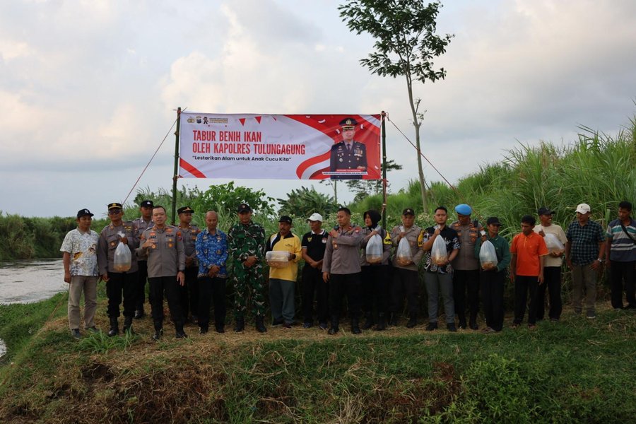 Jaga Ekosistem Sungai Polres Tulungagung Tebar 5.000 Benih Ikan Tombro