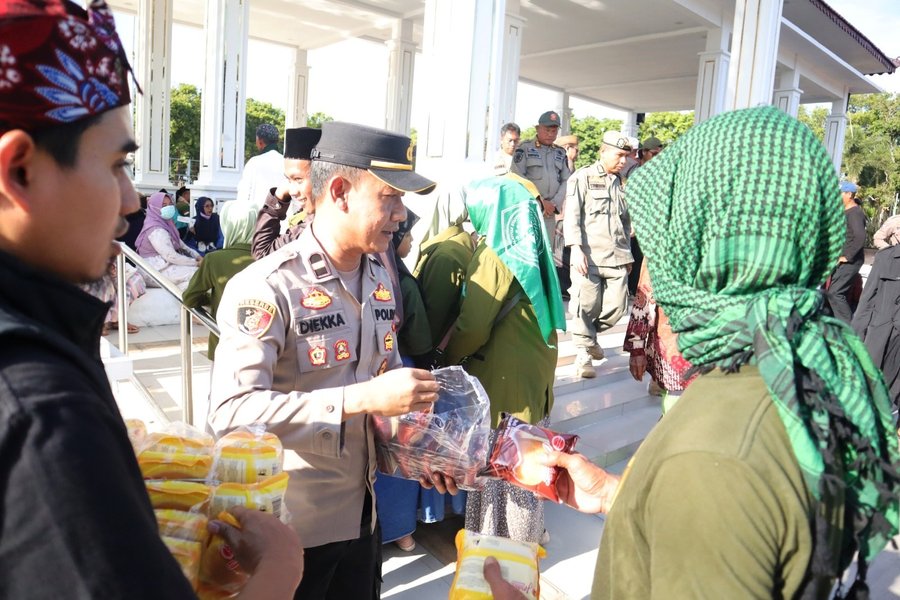 Humanis, Polisi Berbagi Roti Dan Air Untuk Aksi Damai Alumni Ponpes Di
