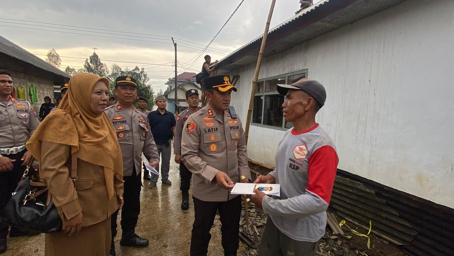 Polres Probolinggo Bantu Warga Terdampak Angin Puting Beliung