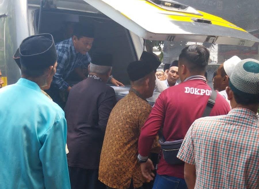 Ambulans Gratis Polres Gresik Antar Jenazah Pahlawan Devisa Asal Desa 