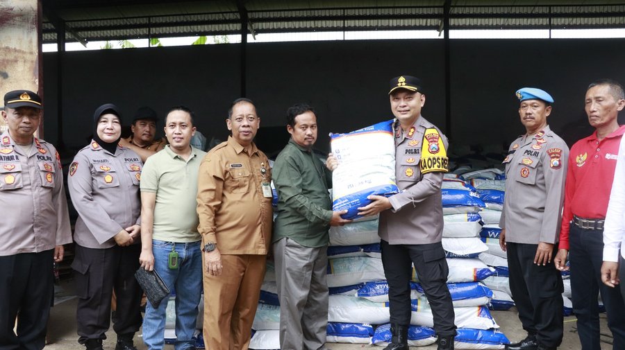Dukung Program Asta Cita, Kapolres Sumenep Salurkan Bantuan 67,710 Ton