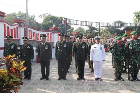 Ziarah Nasional Di TMP Raden Wijaya Momentum HUT Ke 80 TNI Untuk Menge
