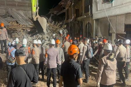 Ratusan Personel Polresta Sidoarjo Berjibaku Bersihkan Puing Bangunan 