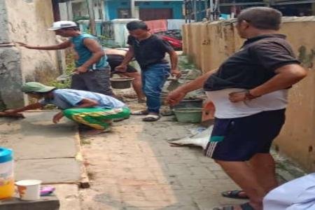 Kepedulian Ketua RT Wahyudin Bikin Warga Kompak Perbaiki Jalan Gang Se