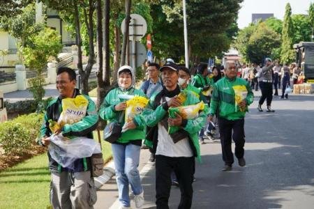 Polda Jatim Peduli Masyarakat Gelar Baksos Salurkan Bantuan untuk Ribu