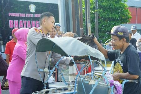 Polres Ponorogo Gelar Baksos 250 Paket Sembako Dibagikan Untuk Tukang 