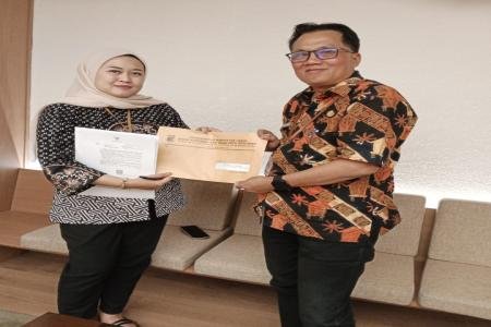 Plt Kadis Koperasi dan UKM Serahkan Surat Usulan Pembangunan Gedung KD