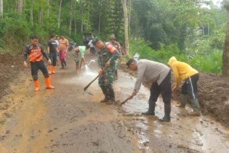 Babinsa Koramil 080813 Doko Bersama Warga Gotong Royong Bersihkan Mate