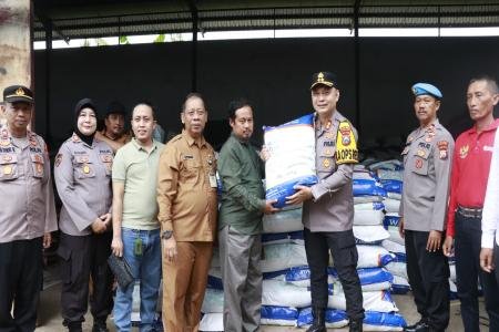 Dukung Program Asta Cita Kapolres Sumenep Salurkan Bantuan 67710 Ton B