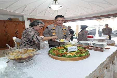 Hari Jadi ke74 Humas Polri Polda Jatim Anjangsana ke Purnawirawan