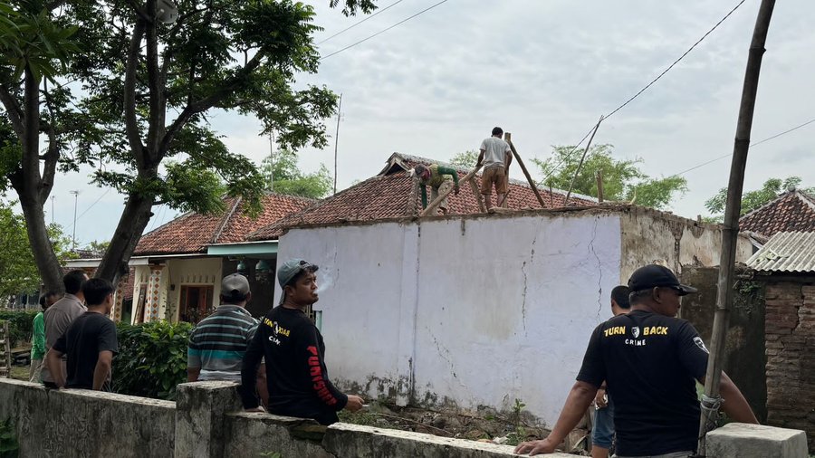 Kapolsek Kejayan Bersama Pemuda Punisher Gelar Bhakti Sosial Renovasi 
