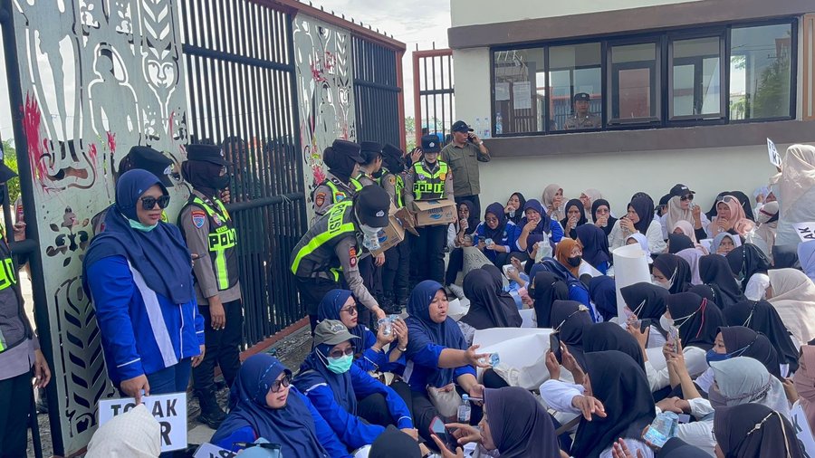 Aksi Humanis: Polwan Bojonegoro Berbagi Air Mineral Kepada Massa Unjuk