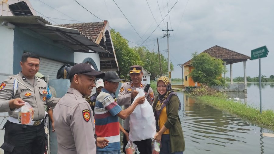 Polsek Beji Dan Pemdes Kedungringin Salurkan Bantuan Sosial Untuk Warg