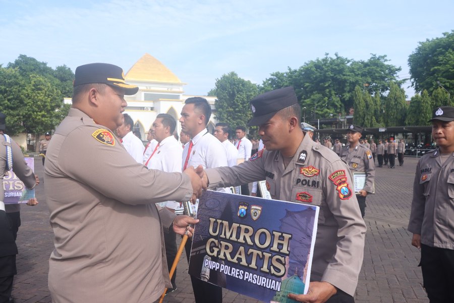 Kapolres Pasuruan Berikan Penghargaan Dan Hadiah Umrah Kepada Anggota 