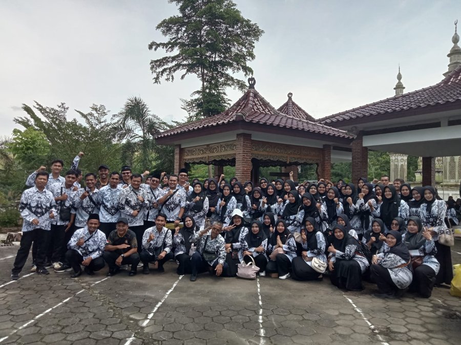 Pgri Kecamatan Sigaluh Gelar Ziarah Ke Makam Dr. Sulistiyo, M.pd. Dala