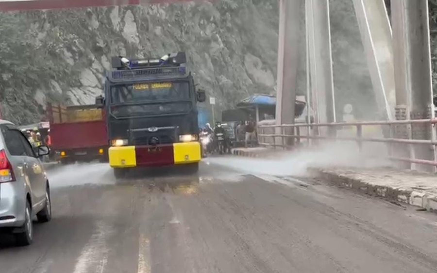 Polres Lumajang Kerahkan Mobil Awc, Bersihkan Sisa Lumpur Apg Semeru D