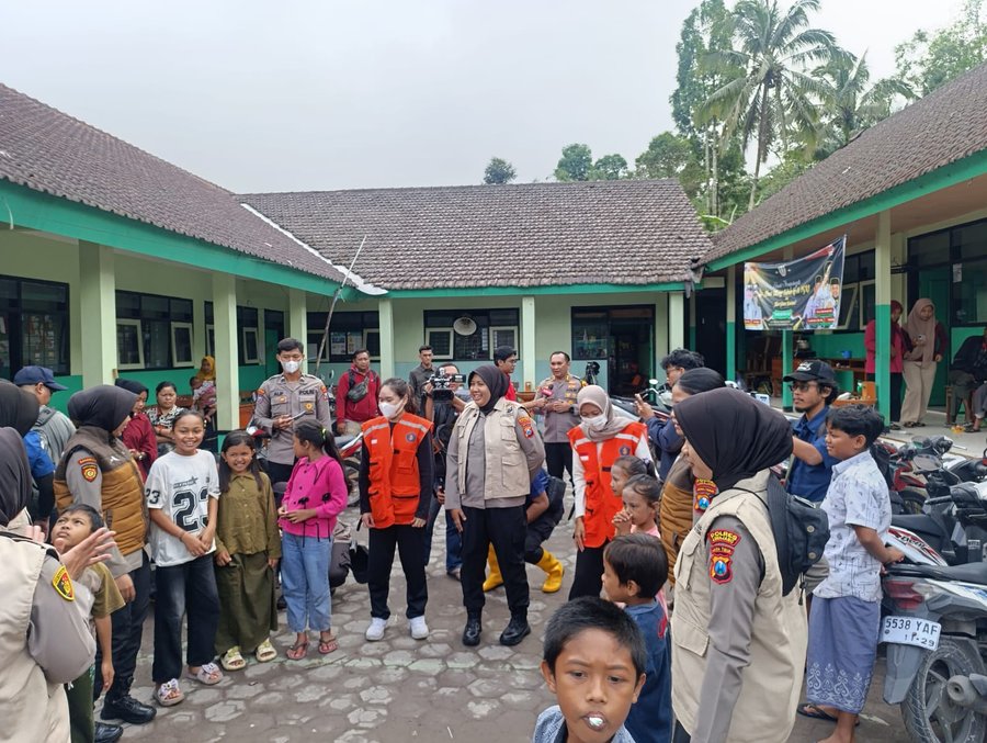 Polres Lumajang Lakukan Trauma Healing, Anak  Anak Pengungsi Semeru Ke
