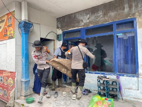 Satbrimob Polda Jawa Timur Perkuat Operasi Kemanusiaan Pasca Erupsi Se