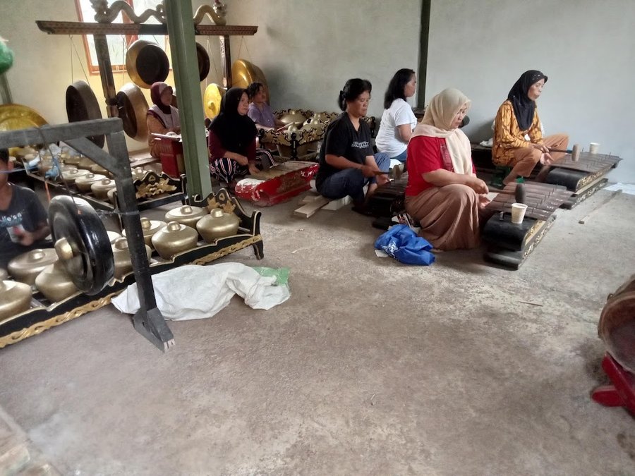 Ibu ibu Dusun Candi Hidupkan Budaya Jawa Lewat Gendingan Setiap Sabtu