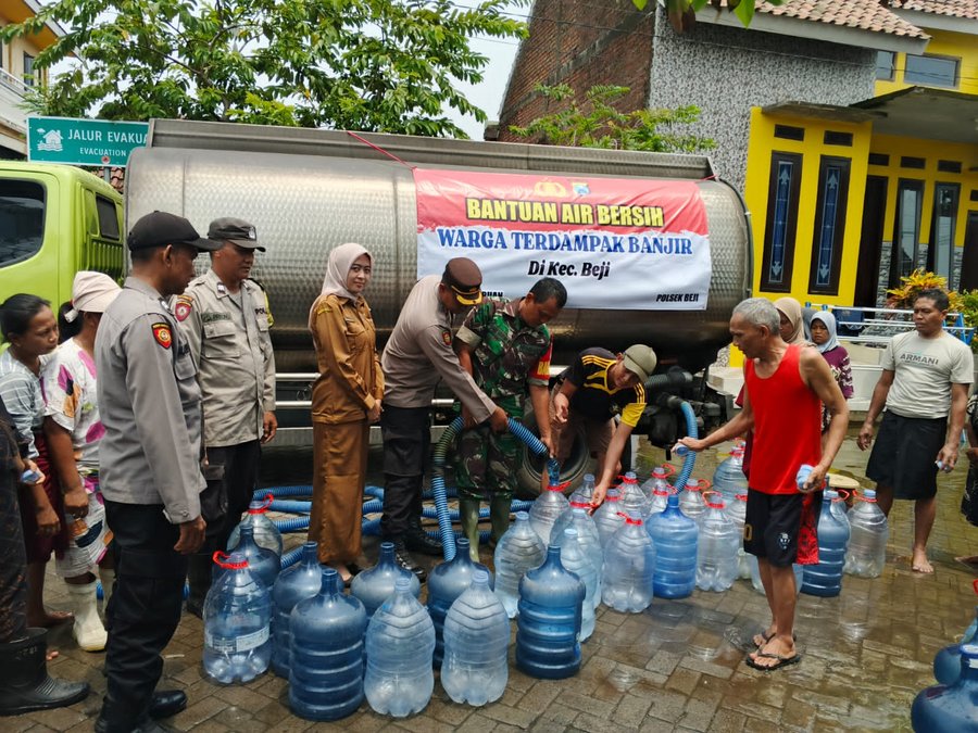 Polsek Beji Salurkan 9 Ribu Liter Air Bersih Untuk Warga Terdampak Ban
