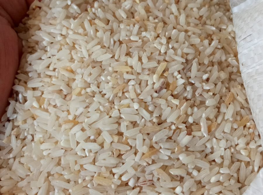 Duh, Beras Bansos Bulog Berwarna Kuning, Kpm Bilang Banyak Batu Dan Ar