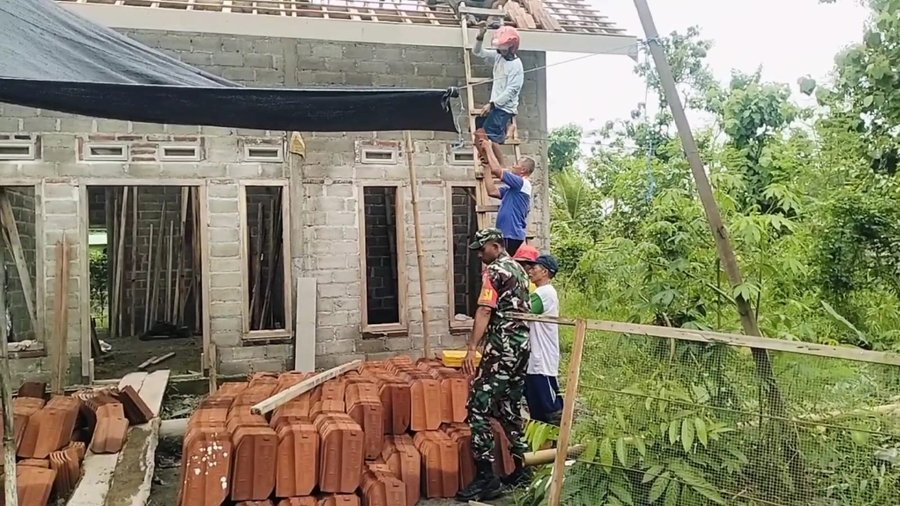 Wujud Kepedulian Terhadap Masyarakat, Babinsa Maron Bantu Pasang Atap 
