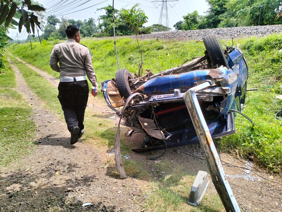 Unit Laka Polres Pasuruan Bergerak Cepat Tangani Tabrakan Mobilâ€�