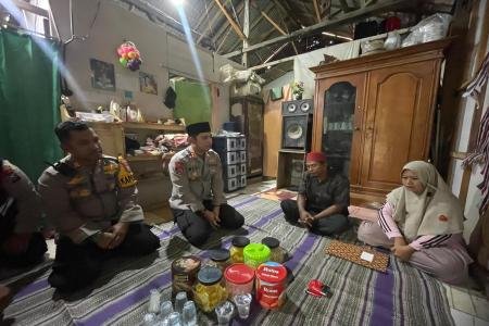 Kapolres Situbondo Beri Santunan untuk Keluarga Korban Ambruknya Atap 