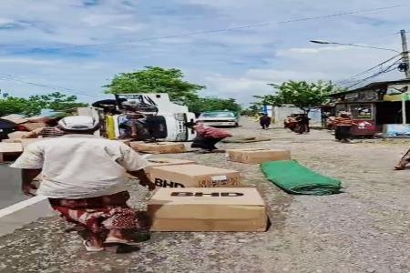 Truk Bermuatan Kardus dan Wadah Air Mineral Terguling di Camplong Samp