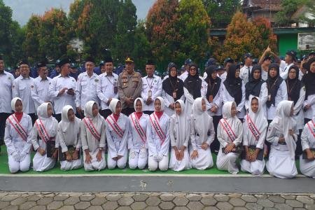 Kapolsek Prigen Jadi Pembina Upacara di MTsN 3 Pasuruan Ajak Siswa Jau