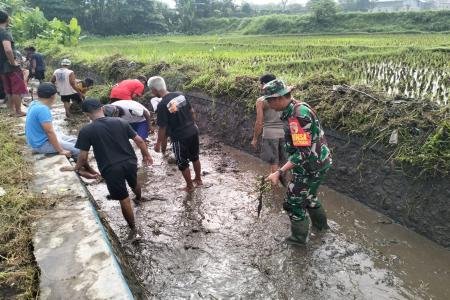 Babinsa Koramil 080820 Sananwetan Bersama Kelompok Tani Laksanakan Pem