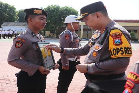 Upacara PTDH di Polres Sumenep Kapolres Tekankan Komitmen Integritas d