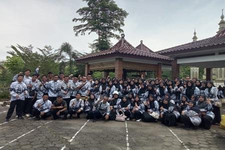 PGRI Kecamatan Sigaluh Gelar Ziarah ke Makam Dr Sulistiyo MPd dalam Ra