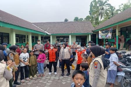 Polres Lumajang Lakukan Trauma Healing Anak  anak Pengungsi Semeru Kem