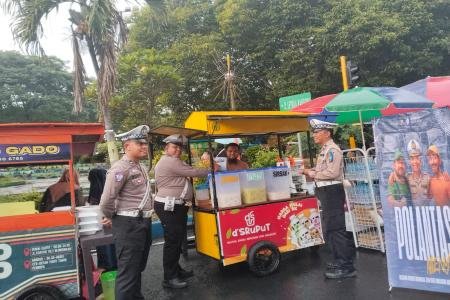 Polantas Polres Bondowoso Sapa Masyarakat Pengunjung Car Free Day Ajak