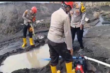 Polda Jatim Bantu Bersihkan Endapan Lahar Dingin Pascaerupsi Gunung Se