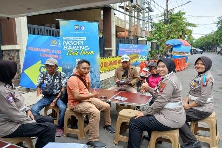 Ditlantas Polda Jatim Ngopi Bareng Warga Sosialisasi Tertib Lalin di O