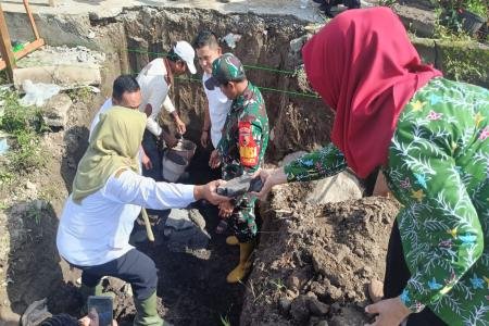 Dukung Percepatan Pembangunan Anggota Koramil 080815 Gandusari Bersama